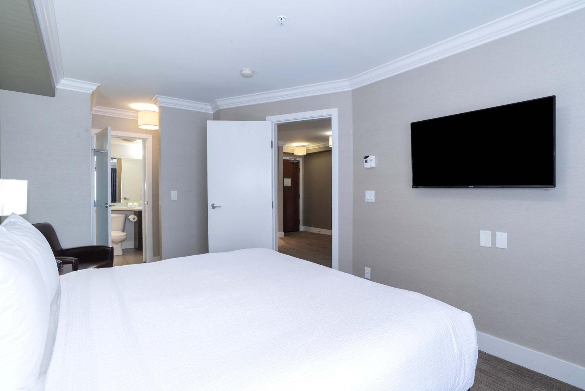 Sandman Hotel And Suites Abbotsford Exterior foto